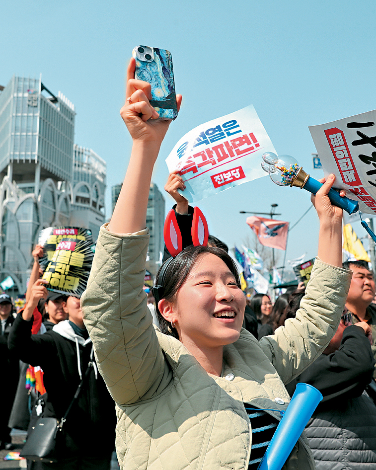 南韓民眾周五在首爾的憲法法院附近慶祝尹錫悅彈劾案通過。
