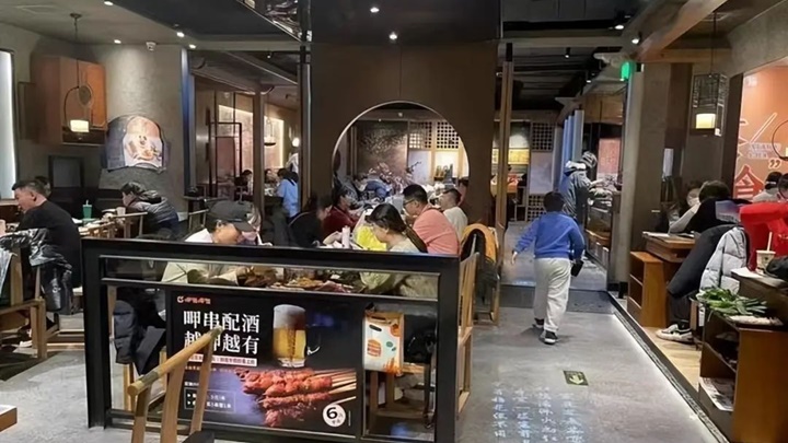 北京市放寬防疫措施，商場堂食周三起不再查驗核酸結果。網上圖片