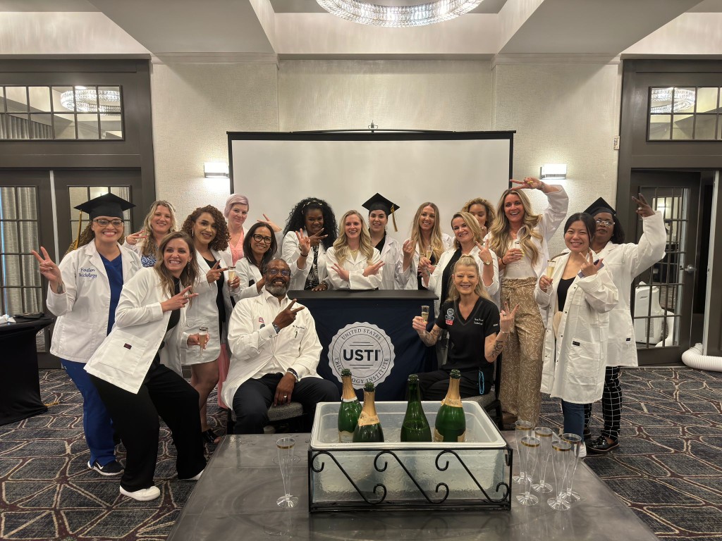 事實上,在工作6年時她深受脫髮問題困擾,先後嘗試多種護理療程,累計投入逾30萬港元卻始終未見成效,於是2022年她遠赴美國攻讀頭皮治療師(Trichologist)牌照。 事實上,在工作6年時她深受脫髮問題困擾,先後嘗試多種護理療程,累計投入逾30萬港元卻始終未見成效,於是2022年她遠赴美國攻讀頭皮治療師(Trichologist)牌照。