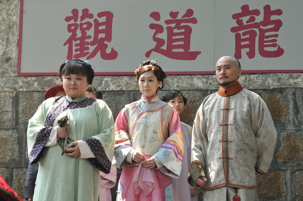 胡定欣（中）曾演出TVB劇《食為奴》。