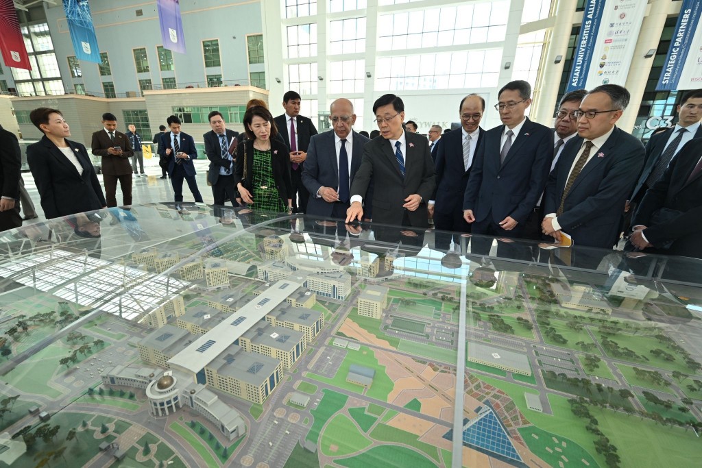 李家超（右六）參觀校園。政府新聞處圖片