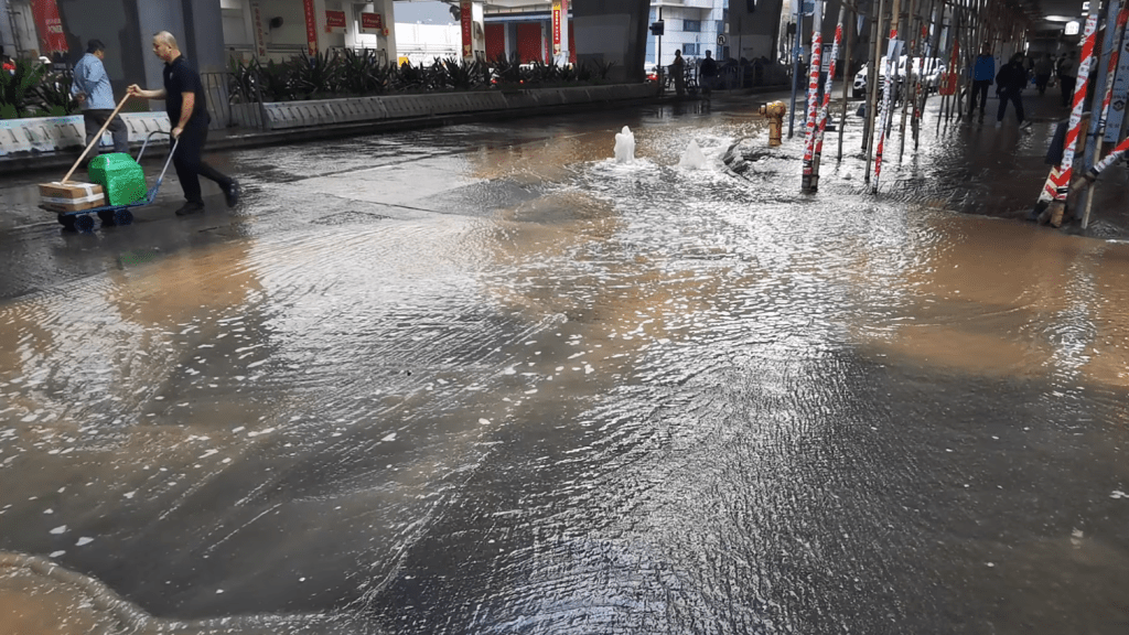 马路行人路沦为泽国，途人要涉水而行。FB：李左治@大角咀人和事