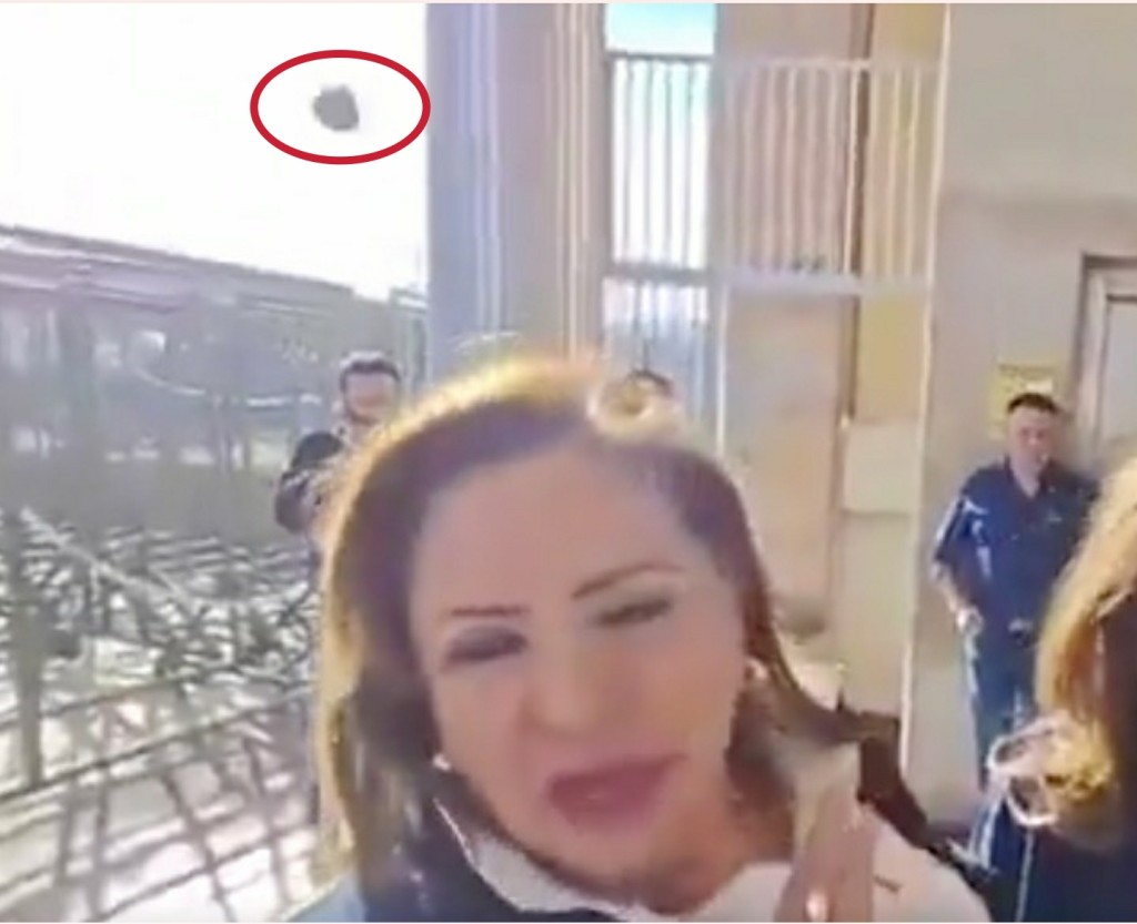 期間,一個圓形裝置突然從畫面後方飛向其頭部。X@vloonk 期間,一個圓形裝置突然從畫面後方飛向其頭部。X@vloonk