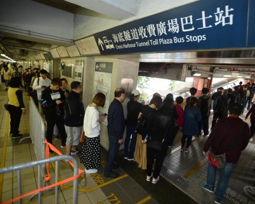 人龍排回紅磡站內，港鐵職員在場協助。