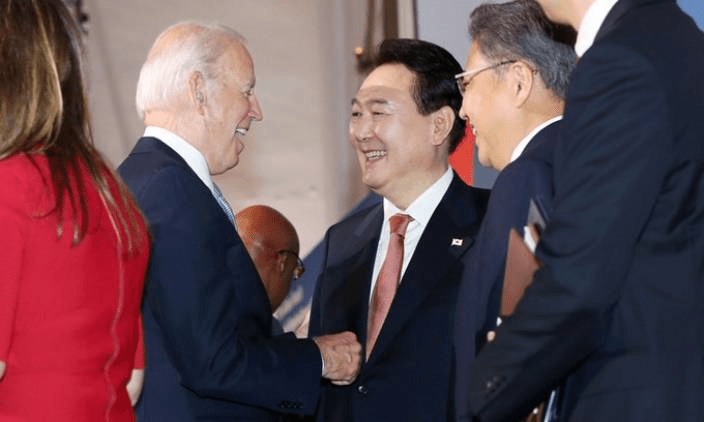拜登和尹錫悅短暫會面。
