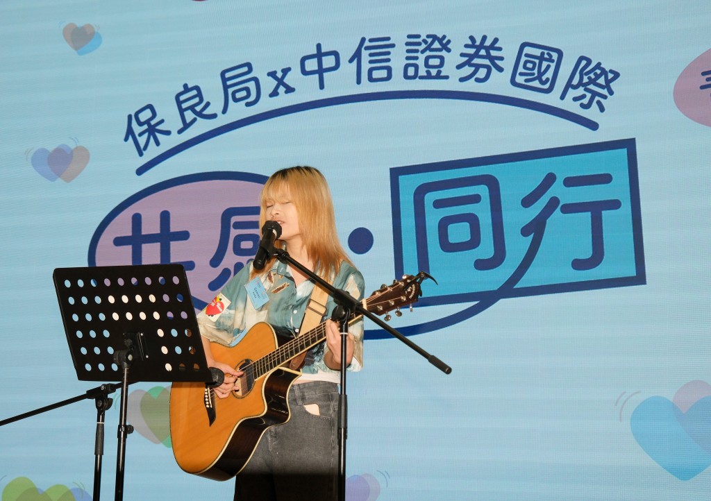 青年表演者Sammi透過演唱充滿鼓勵性的歌曲,以正面的歌詞啟發參加者。 青年表演者Sammi透過演唱充滿鼓勵性的歌曲,以正面的歌詞啟發參加者。
