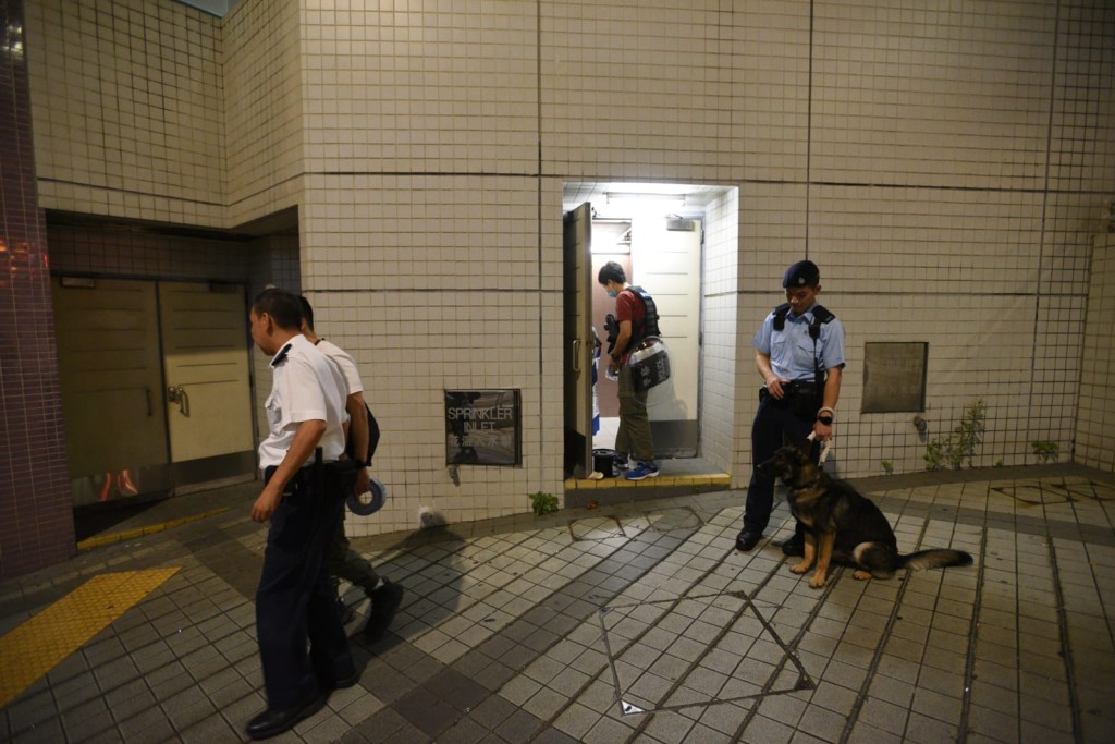 警员带同警犬在场巡查。资料图片