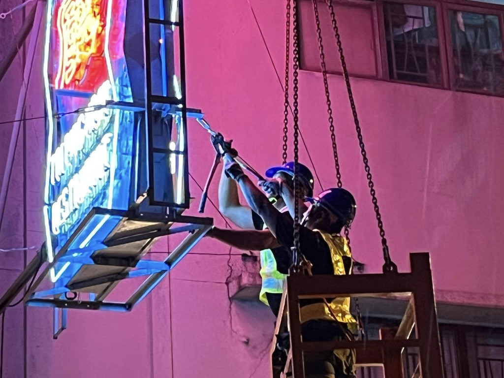 工程人員利用吊籠進行高空拆卸工序。(霓虹黯色FB)