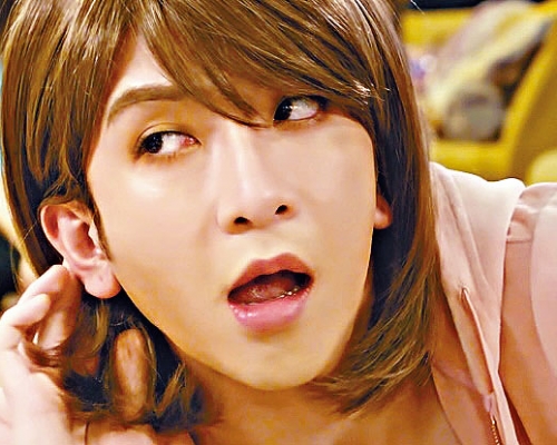 OMG！教主翹髮又口張張，好嬌媚呢。