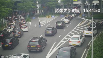 不少私家車等候過關。 不少私家車等候過關。