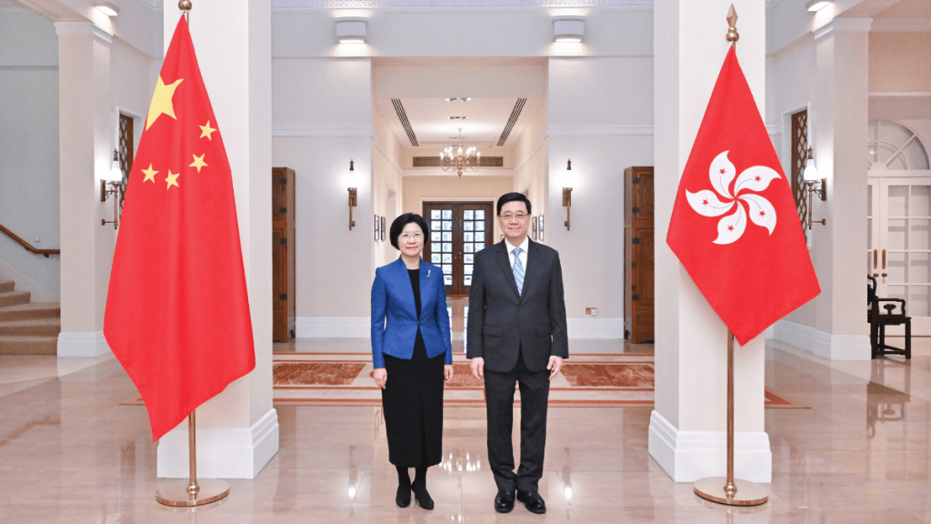 行政長官李家超(右)在禮賓府與海關總署署長孫梅君(左)會面。