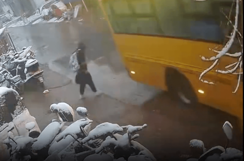 另一角度顯示男童從校車下來後,在車尾位置過馬路。 另一角度顯示男童從校車下來後,在車尾位置過馬路。