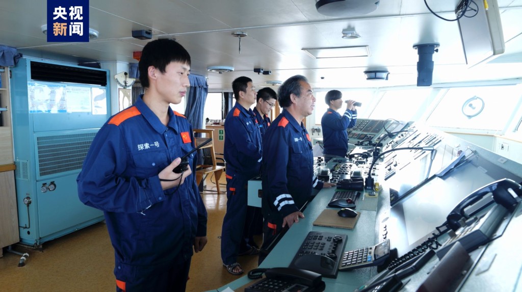 「探索一號」科考船1月22日搭載「奮鬥者」號全海深載人潛水器。