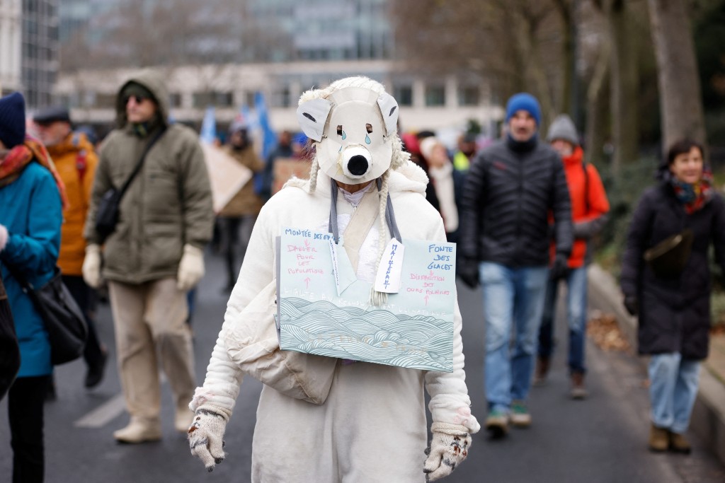 有遊行人士打扮成北極熊，要求採取行動制止全球暖化。路透社