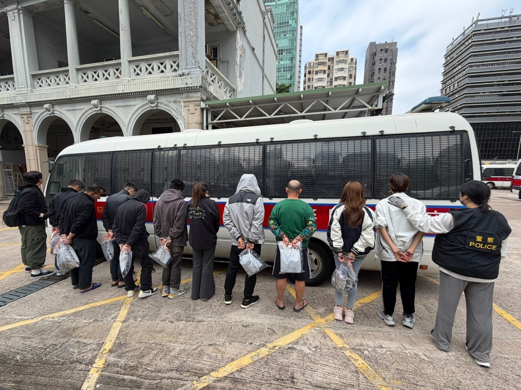行動中，警方拘捕17名男女。警方提供