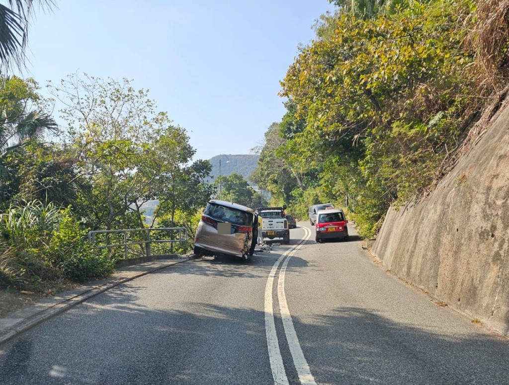 七人車失事撞壆。fb香港突發事故報料區圖片