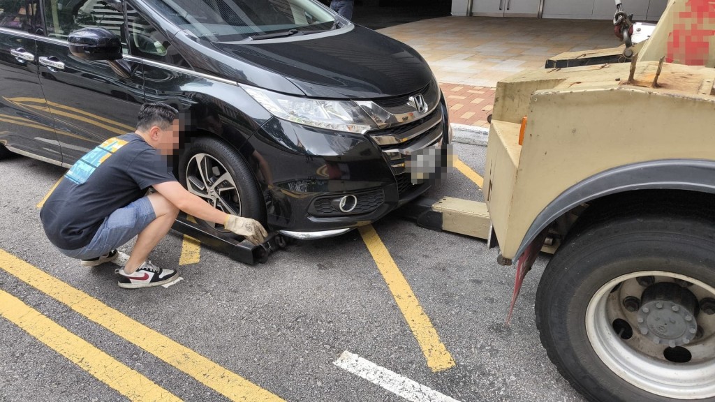 有2輛私家車因使道路做成不必要阻礙而被拖走。警方圖片 有2輛私家車因使道路做成不必要阻礙而被拖走。警方圖片