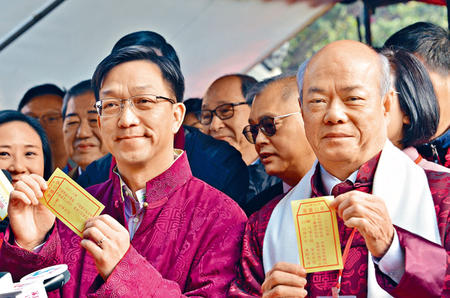 新界鄉議局主席劉業強(左一)於大年初二車公誕,到車公廟為港上香求籤。