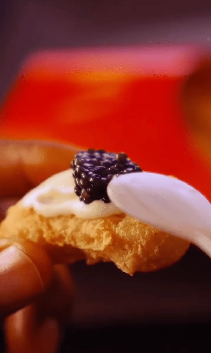 每份套餐包含一罐1盎司（約28克）Paramount魚子醬、一張價值25美元(約195港元)的麥樂雞禮券，以及鮮忌廉與專用魚子醬勺子。