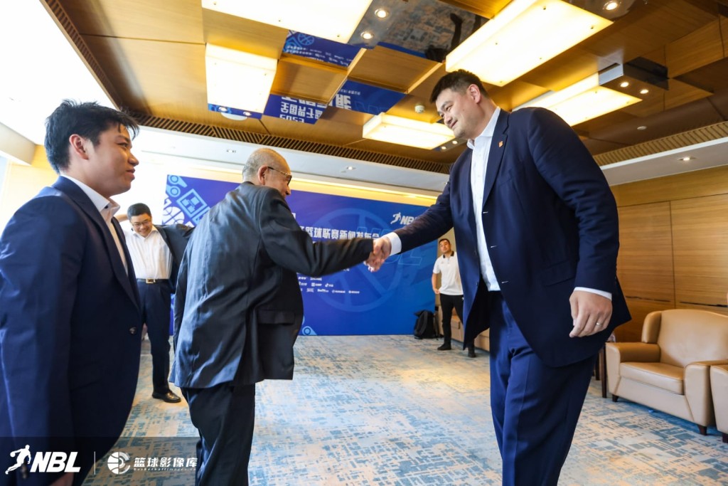 中国篮协主席姚明(右)见证香港金牛队加盟NBL。篮总提供图片
