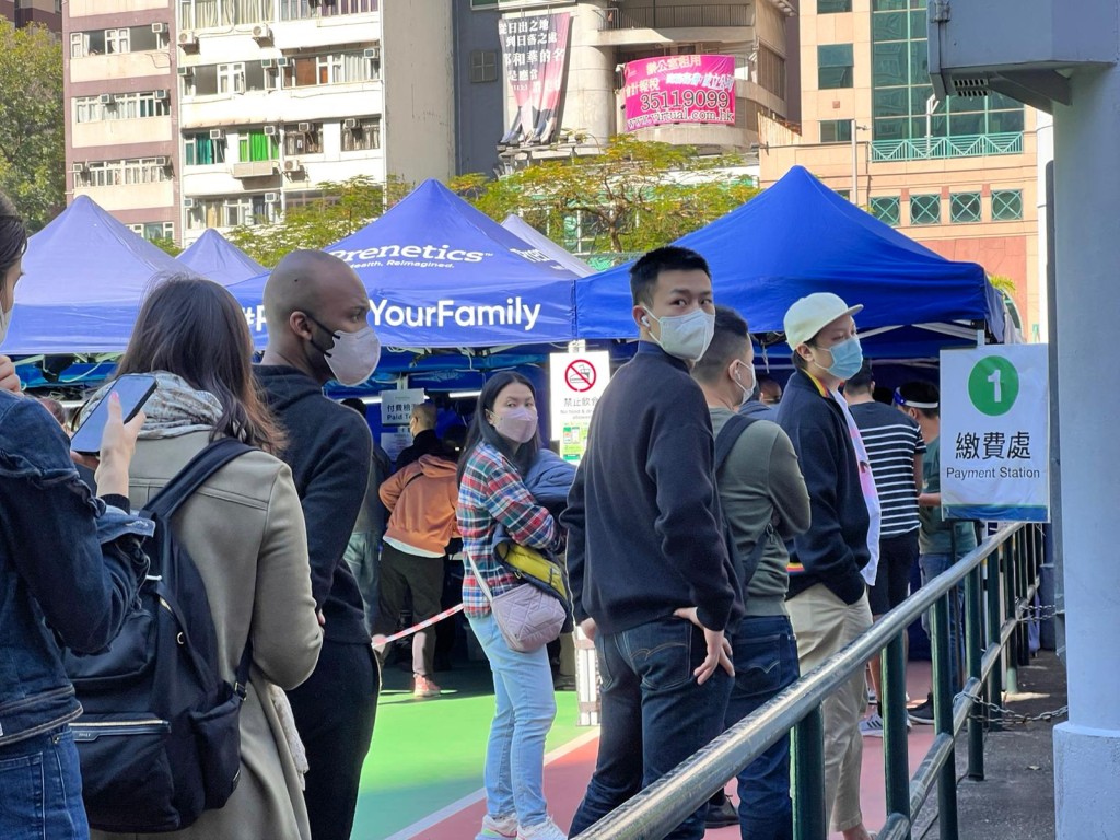 因應兩地於1月8日首階段通關，進行核酸檢測市民增加。郭詠欣攝