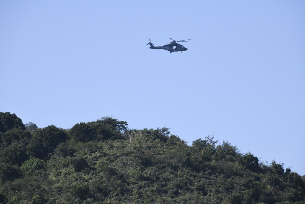 政府飛行服務隊直升機在山頭盤旋搜索。（楊偉亨攝）