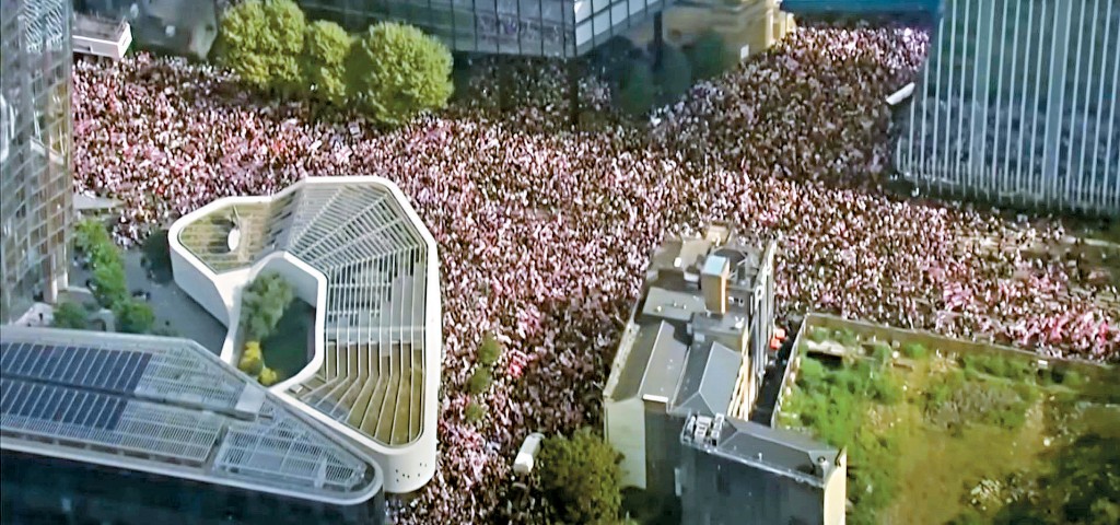 警方估計有11萬至15萬人參加倫敦大規模反移民「團結王國」示威。