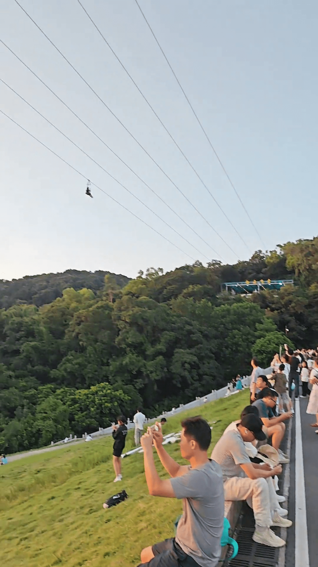 廣州白雲山遊客被困高空飛索。