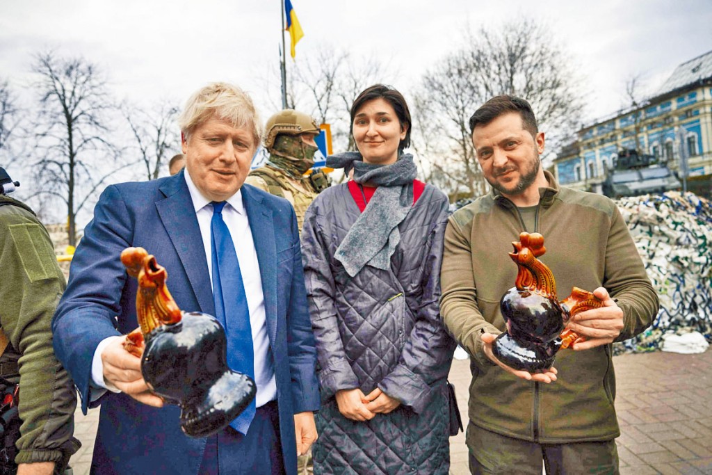 約翰遜在街頭，獲一名女子贈送象徵抵抗的陶瓷公雞。