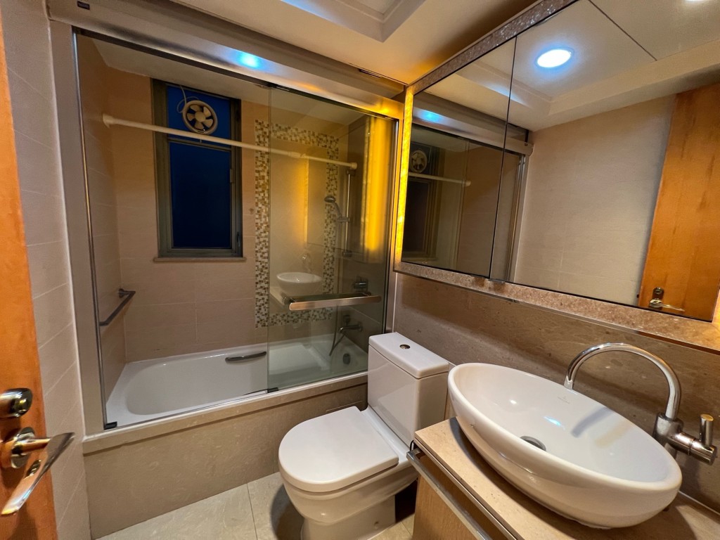 浴室采明厕设计，并提供浴缸等卫浴设备。