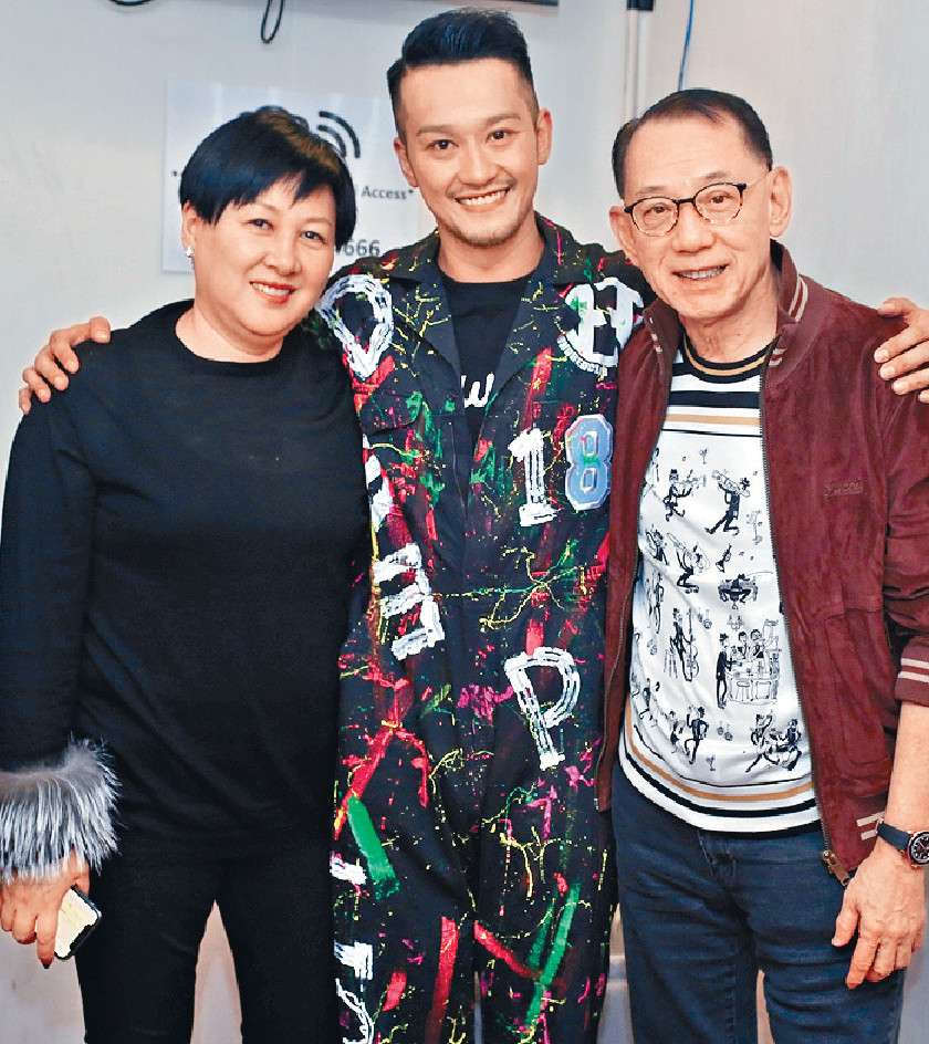 ■吳浩康在17年舉行個唱,老闆楊受成伉儷親到後台打氣。 ■吳浩康在17年舉行個唱,老闆楊受成伉儷親到後台打氣。