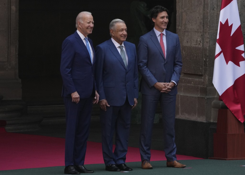 （左起）美國總統拜登、墨西哥總統洛佩斯和加拿大總理杜魯多在墨西哥城舉行北美領導人峰會。AP
