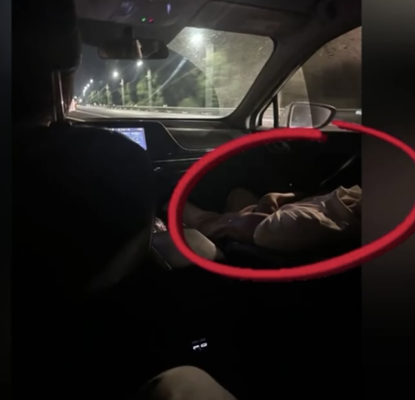 司機於副駕駛座位上睡覺。小強熱線 司機於副駕駛座位上睡覺。小強熱線