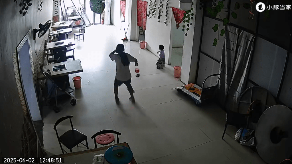 小型汽車撞入店內,女孩嚇得用手掩口。 小型汽車撞入店內,女孩嚇得用手掩口。