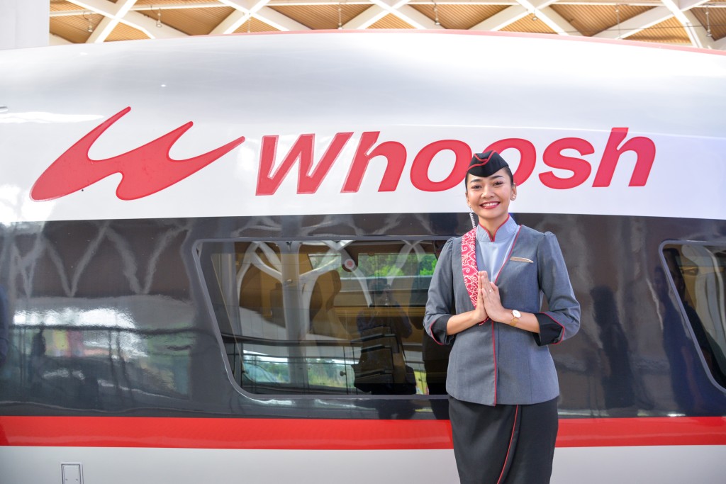 印尼雅加達哈利姆站，乘務人員在站台歡迎乘客。 新華社