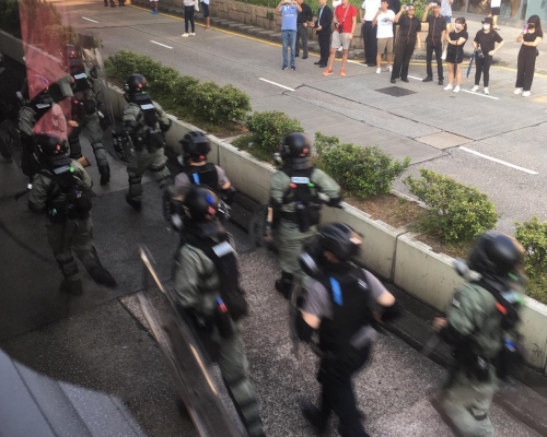 防暴警察驅散示威者。