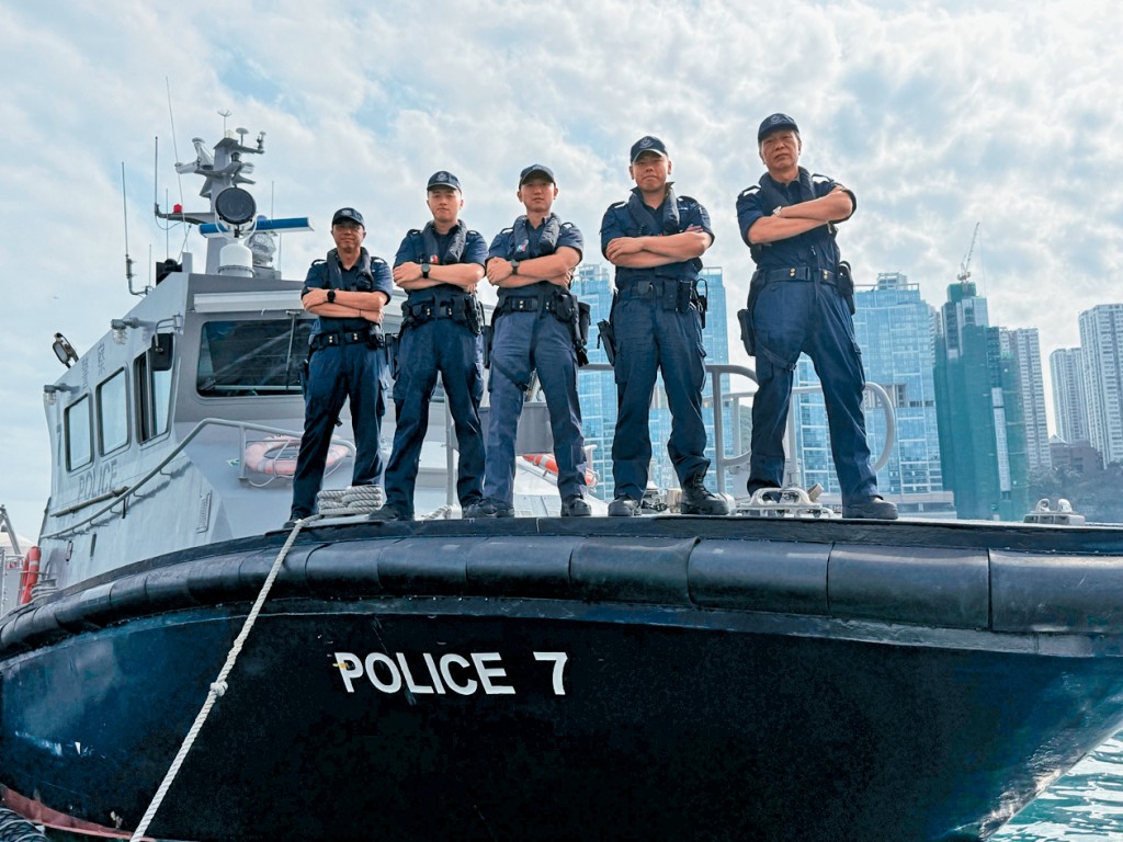 駐守水警南分區的警長鄧毅新(中)、高級警員佘偉豪(右二)、警員彭嘉榮(左二),以及高級警員何國禮(左一)及高級警員沈文亮(右一),今年3月成功拯救一名被困海上的風帆愛好者,更將其風帆一併取回。
