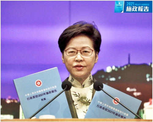 新一份《施政報告》沿用天藍色作封面。資料圖片
