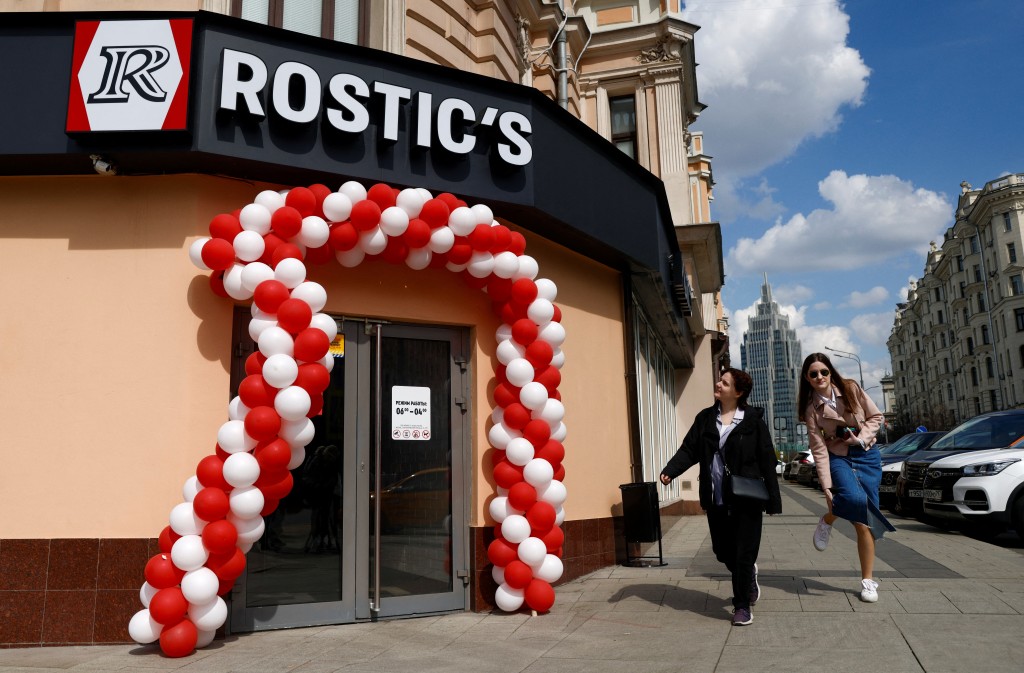 俄罗斯原本的肯德基餐厅以「Rostic's」名称继续营运。(路透社)