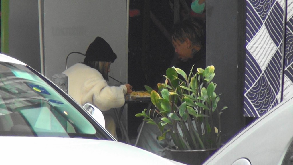 數天後，阿徐再約KB到大坑食大排檔，兩人邊食邊吹水。