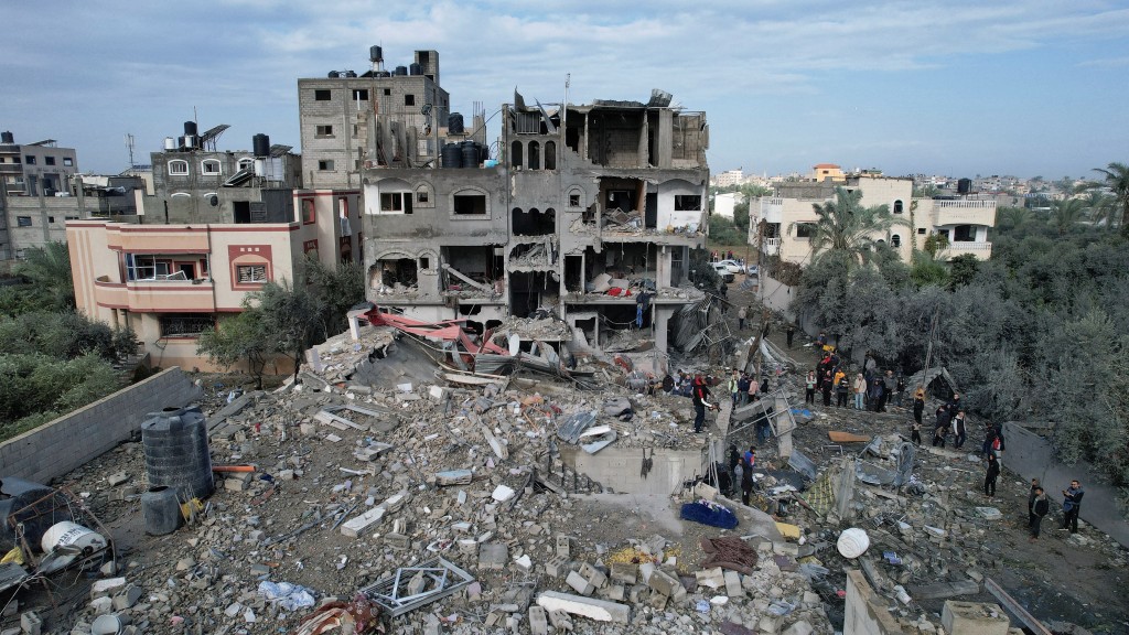 沙走廊中部的邁加齊（Maghazi）難民營在平安夜遭受空襲，多座建築物嚴重受損。 路透社