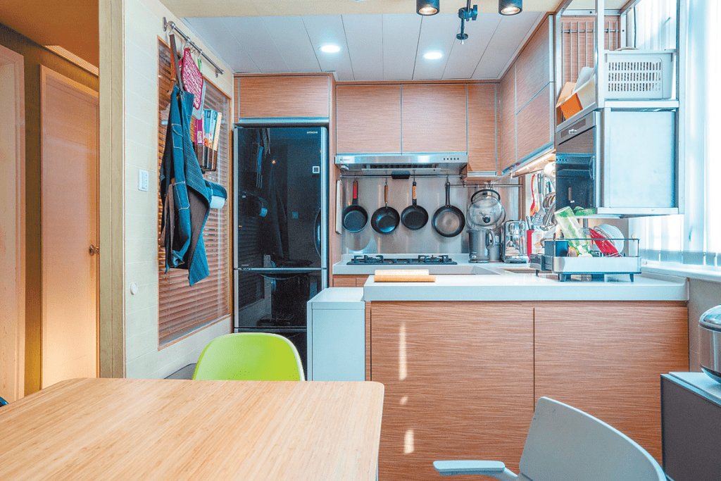 厨房设有多边工作台及收纳柜，实用又美观。