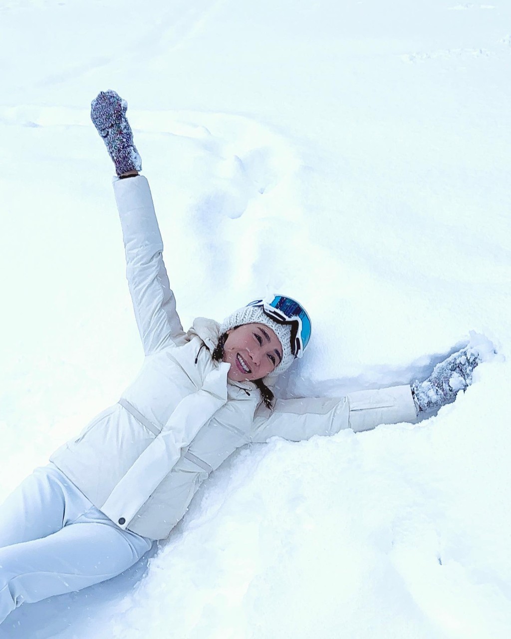 黎姿雖然見到雪好開心，但原來受腳傷影響未能滑雪。