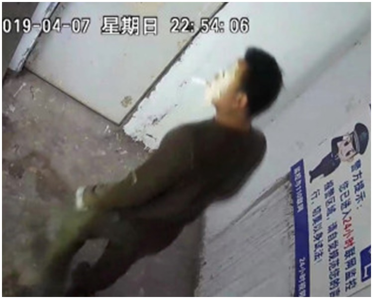 男子貼面膜潛入一家性用品自動售賣店偷竊。網圖