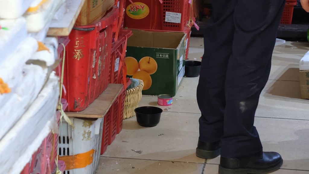 店內有水有糧。黃文威攝