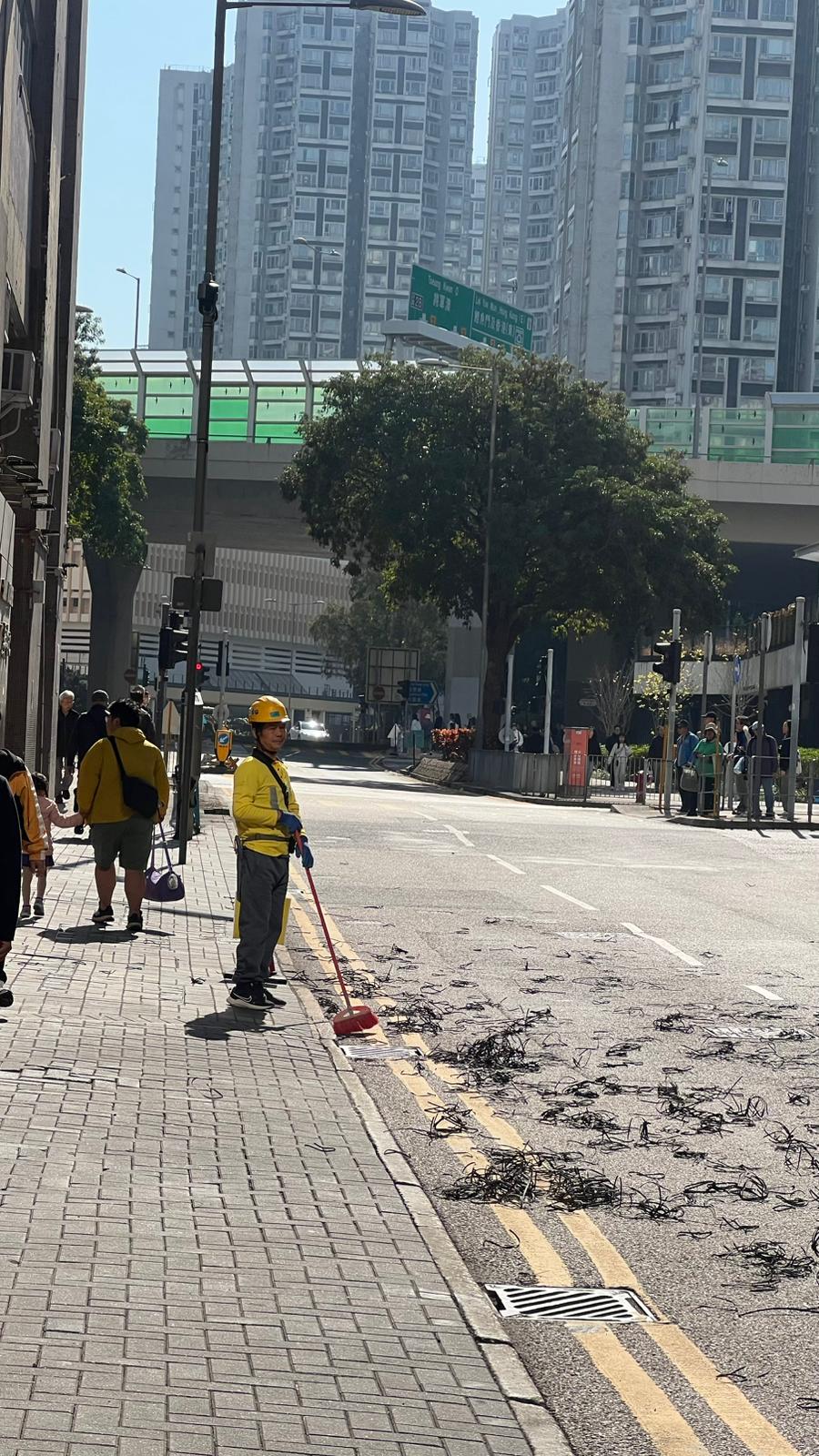 路面滿佈建築廢料。