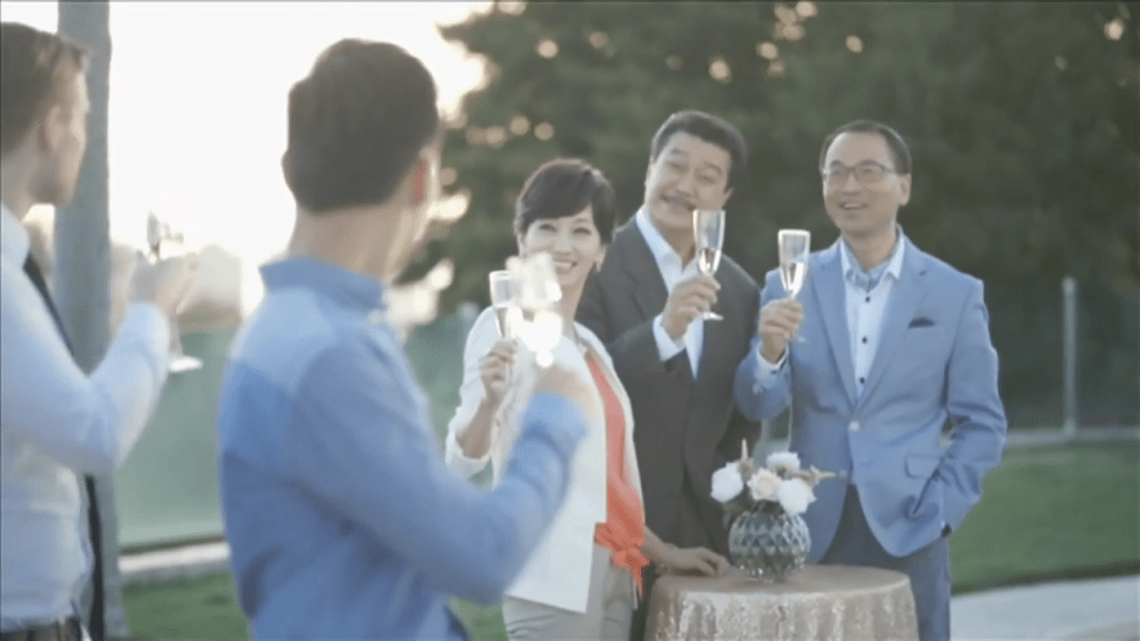 景鴻移民的廣告在近十年有多個版本，最新版本關景鴻亦破天荒在廣告開頭，與趙雅芝一家一同出現。