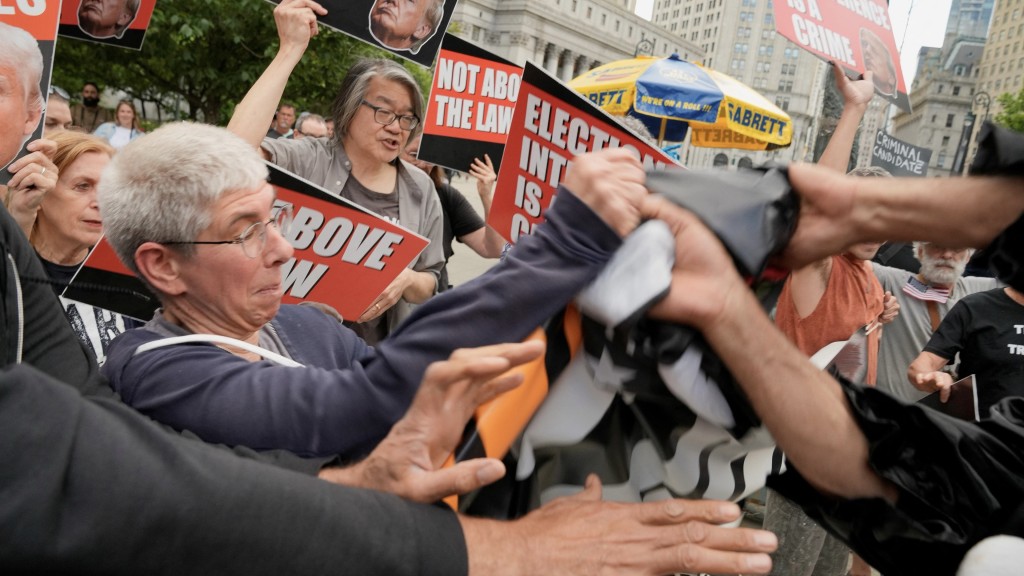 支持和反對特朗普的群眾在曼哈頓刑事法院外起衝突。 路透社