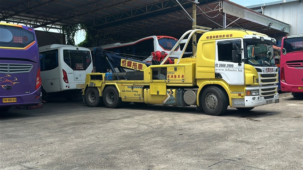 拖車拖走涉事小巴。劉漢權攝 拖車拖走涉事小巴。劉漢權攝