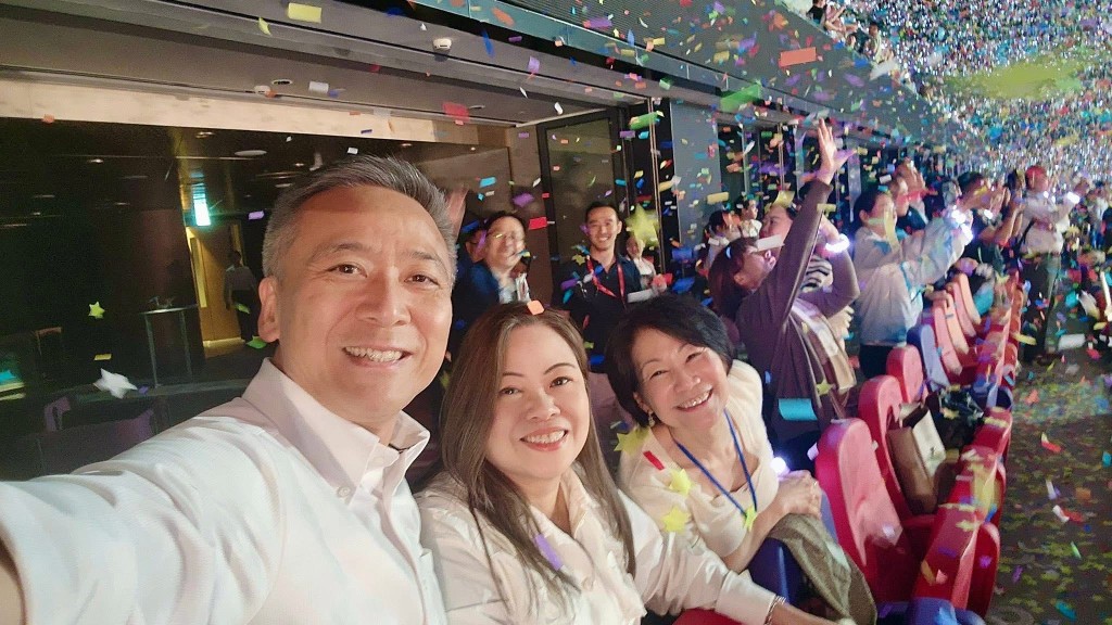 文化體育及旅遊局局長羅淑佩(左二)表示,同一個晚上上演4個騷,除了本港歌手,也有新加坡、日韓等受歡迎表演者,非常多元化,反映本港演唱會經濟正蓬勃發展。 文化體育及旅遊局局長羅淑佩(左二)表示,同一個晚上上演4個騷,除了本港歌手,也有新加坡、日韓等受歡迎表演者,非常多元化,反映本港演唱會經濟正蓬勃發展。